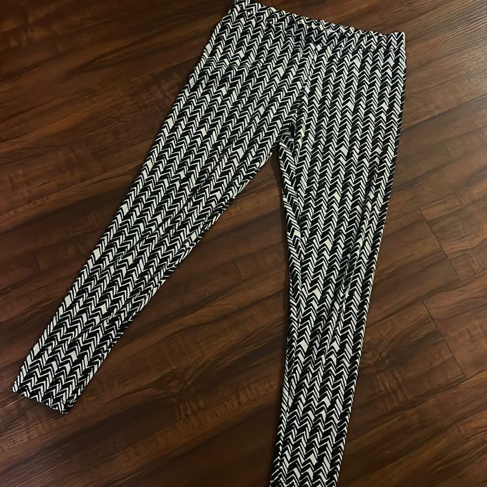 White Black Leggings - Like New Size Medium - Pattern - Stretch Leggings